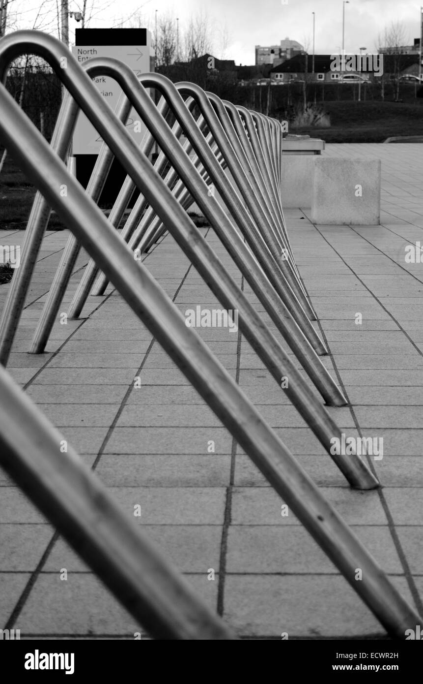 Fahrradständer vor dem Riverside Museum in Glasgow, Schottland Stockfoto