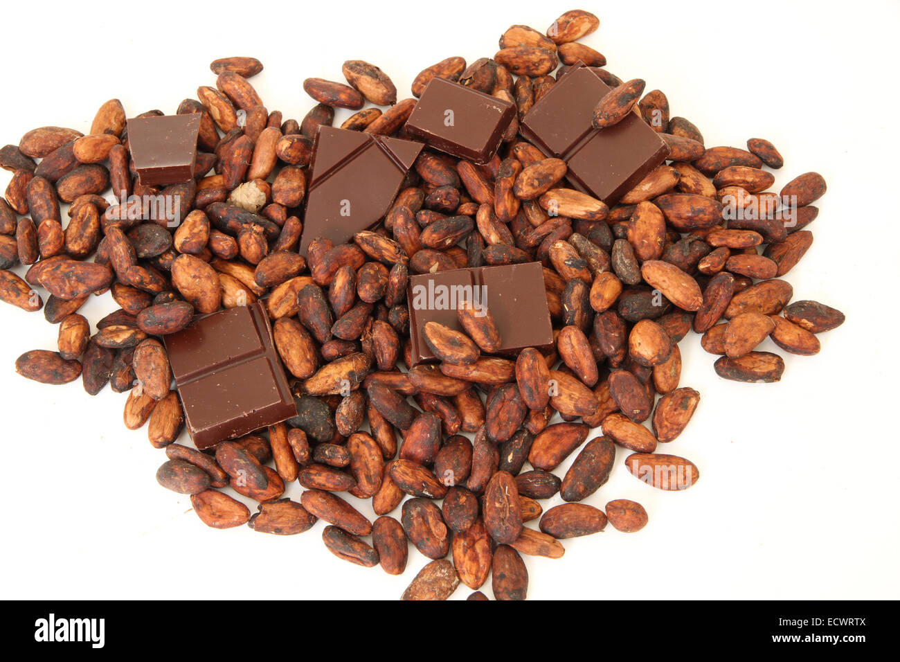 feine Ursprung dunkle Schokolade mit Kakaobohnen Stockfoto