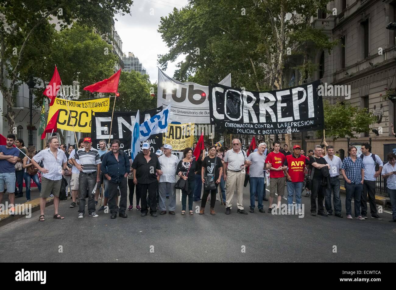 Buenos Aires, Buenos Aires, Argentinien. 20. Dezember 2014. Linke Parteien von März bis Mai Platz (Plaza de Mayo) zum 13. Jahrestag des Argentinazo, den Volksaufstand, die Regierung von Präsident Fernando De La Rua am 20. Dezember 2001 endete. Bildnachweis: Patricio Murphy/ZUMA Draht/Alamy Live-Nachrichten Stockfoto