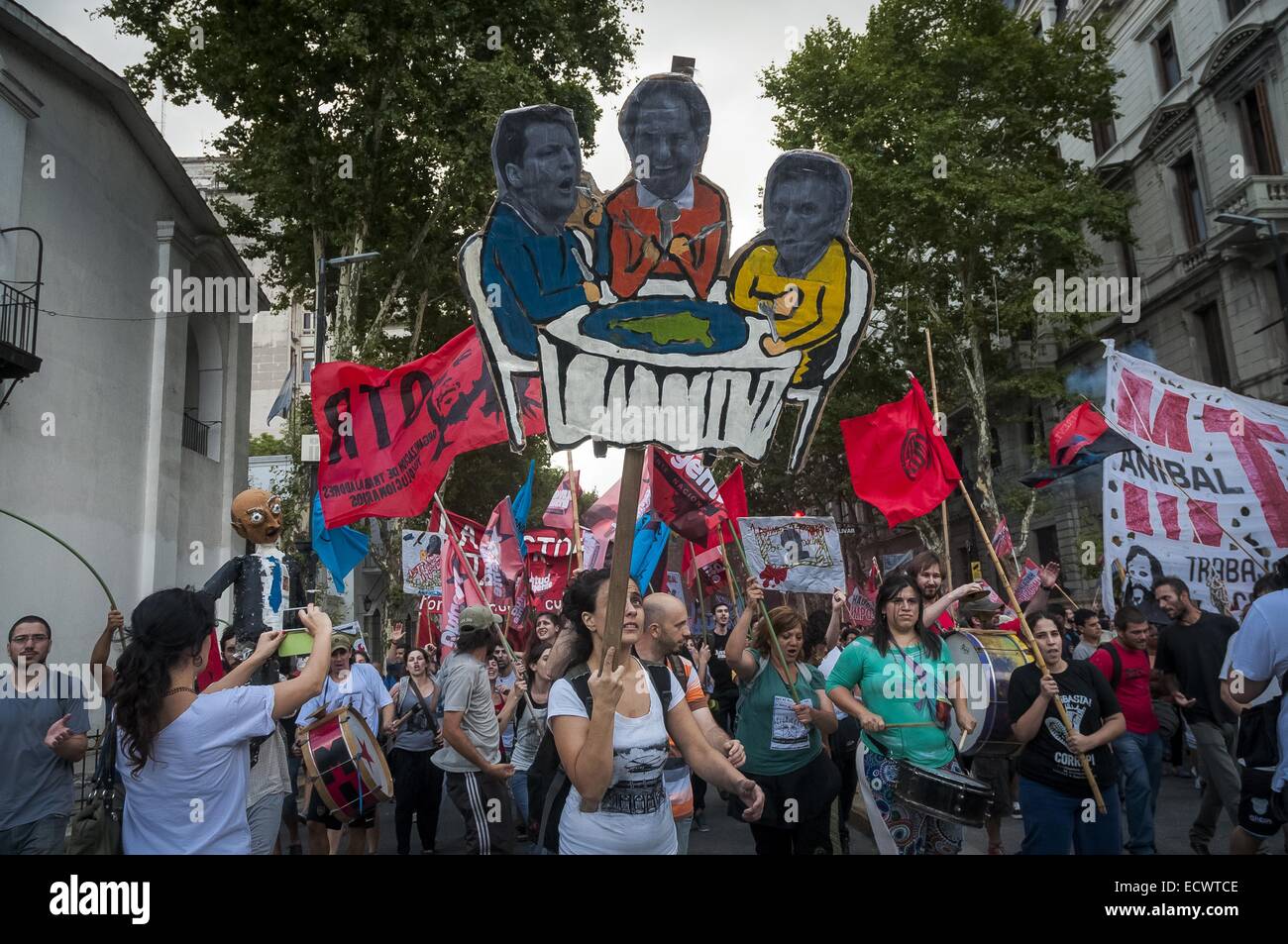 Buenos Aires, Buenos Aires, Argentinien. 20. Dezember 2014. Bilder der drei rechten Präsidentschaftskandidaten läuft seit den Präsidentschaftswahlen 2015 gelten als linke Parteien März bis Mai Platz (Plaza de Mayo) zum 13. Jahrestag des Argentinazo, den Volksaufstand, die Regierung von Präsident Fernando De La Rua am 20. Dezember 2001 endete. Bildnachweis: Patricio Murphy/ZUMA Draht/Alamy Live-Nachrichten Stockfoto