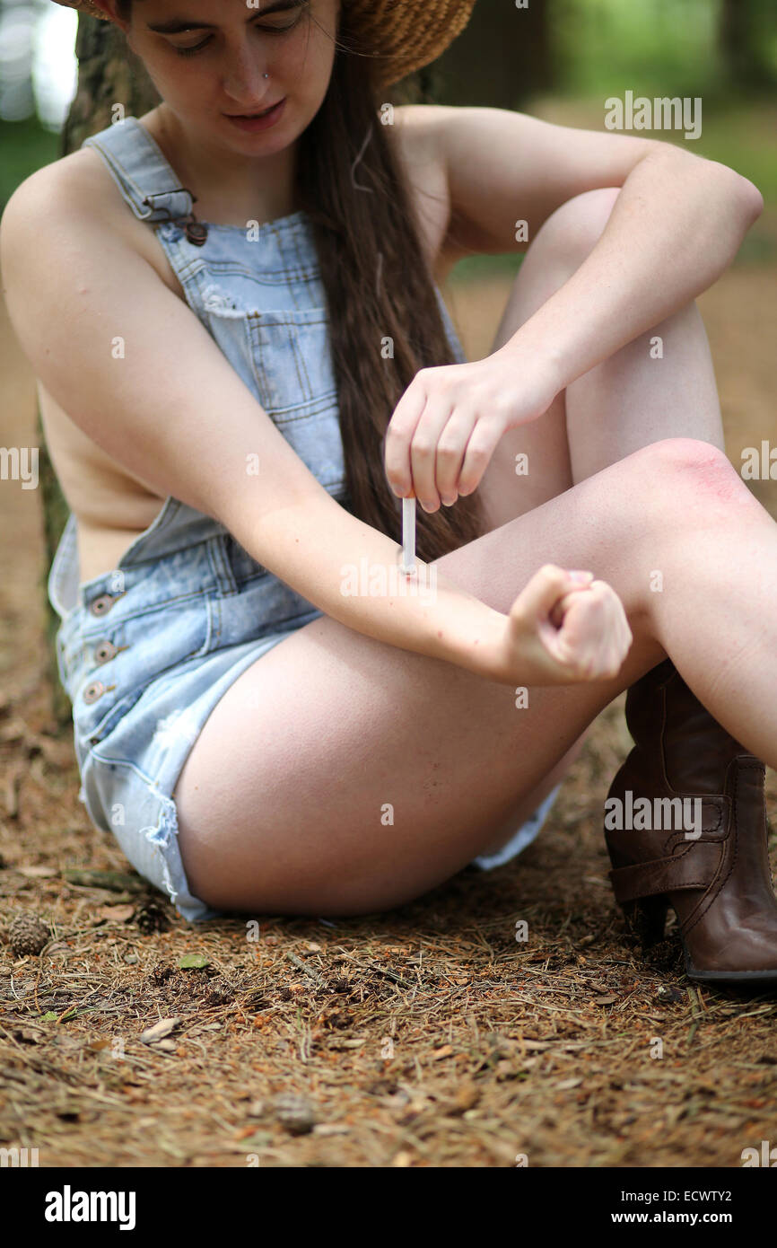 Backwood Hill Billy Mädchen etwa, sich mit einer Zigarette rauchen verbrennen 16. Juli 2014 Stockfoto