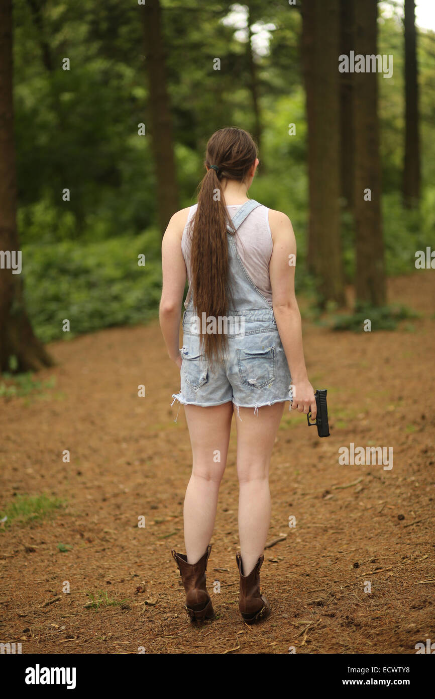 Backwood Hill Billy Mädchen mit einer Pistole, Rückansicht 16. Juli 2014 Stockfoto