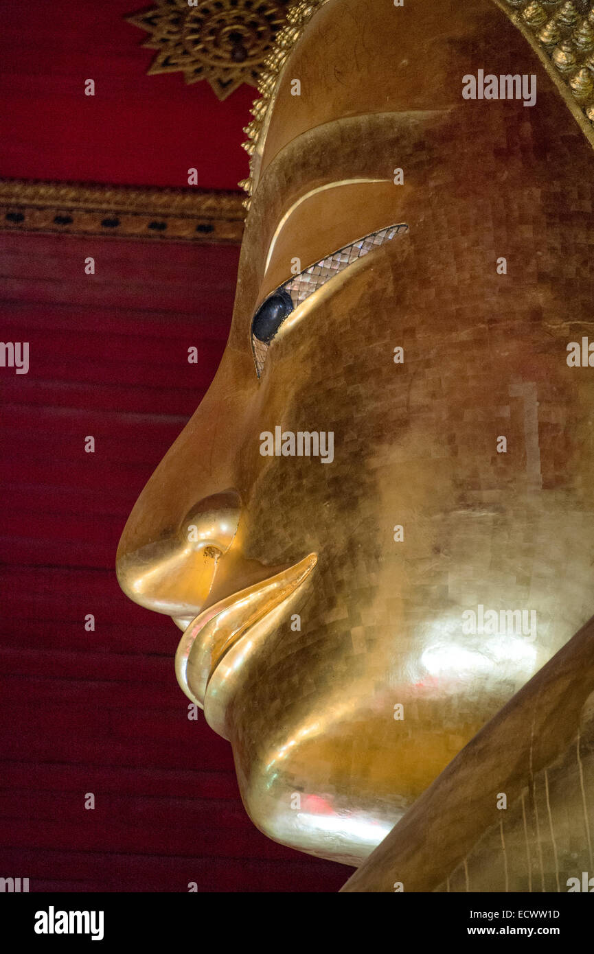 Gesicht der riesigen Buddha-Statue im Wat Phra Mongkons Bophit in Ayutthaya, Thailand Stockfoto