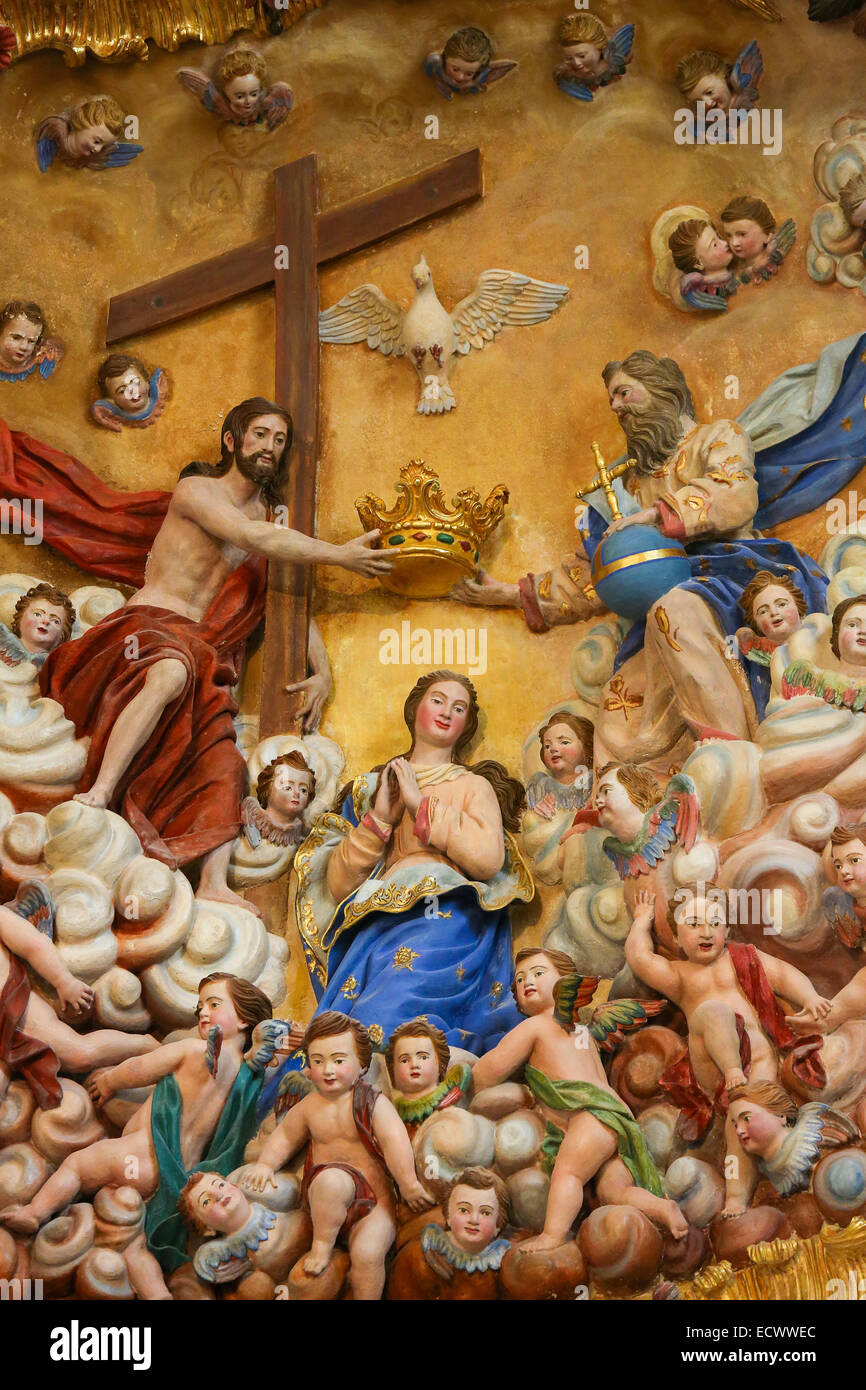 Skulpturen, die Darstellung der Jungfrau Maria und die Dreifaltigkeit im Himmel. Dieses berühmte Kunstwerk Stockfoto