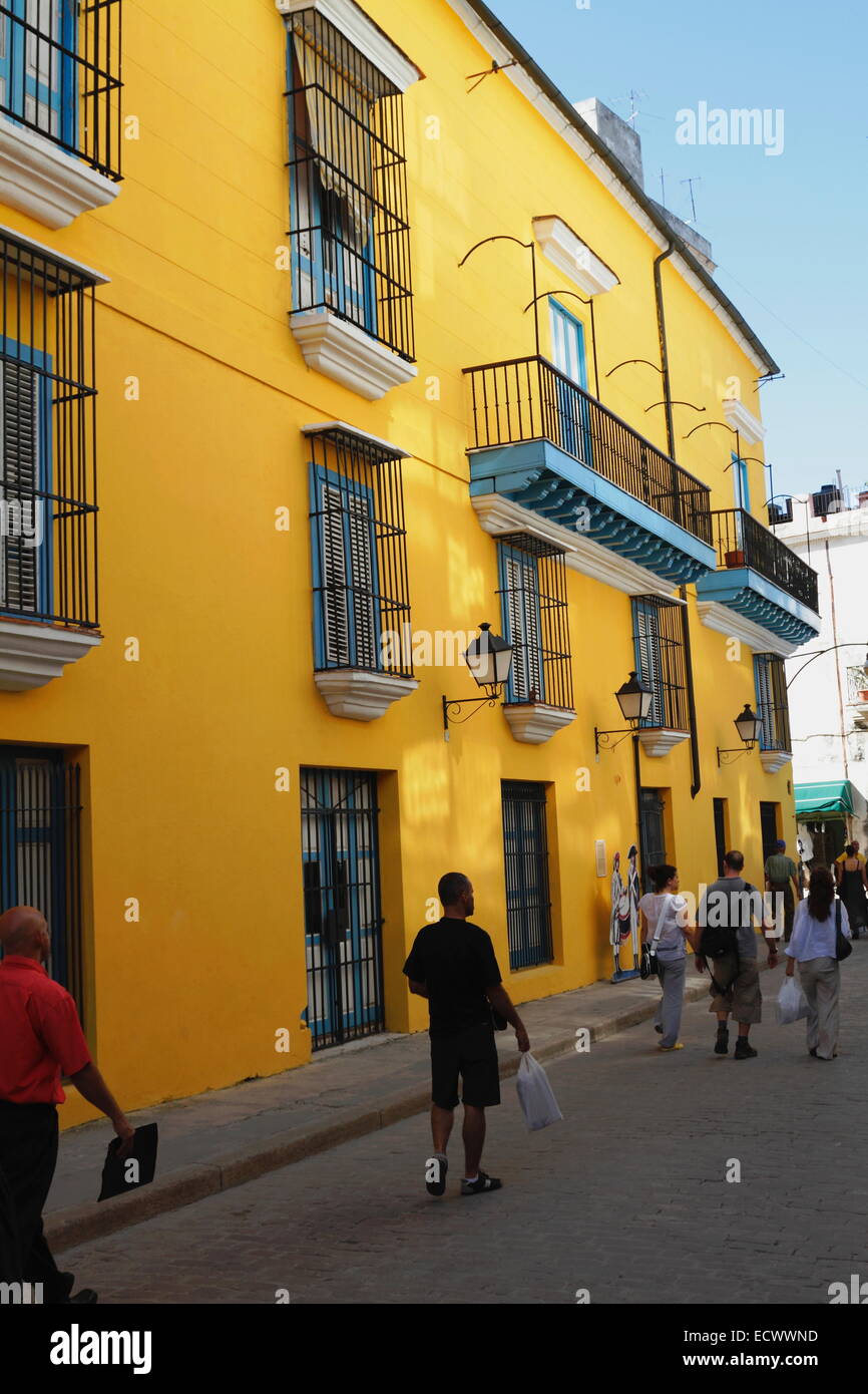 Gelbe Haus & Menschen auf die Straße Calle De Los Mercaderes, Habana Vieja, Cuidad De La Havanna, Kuba Stockfoto