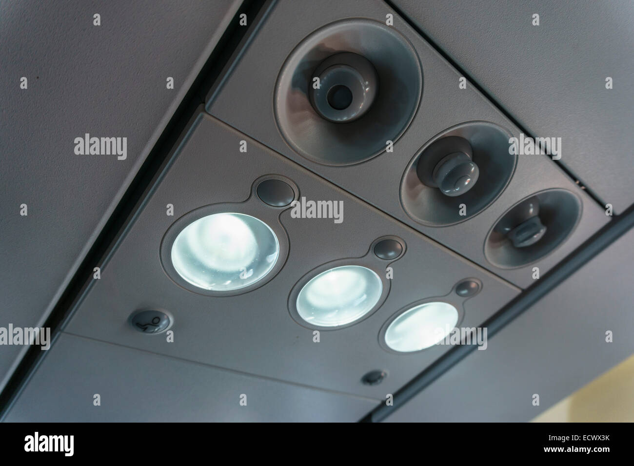 Lichter und Ventilatoren im Passagierraum Stockfoto