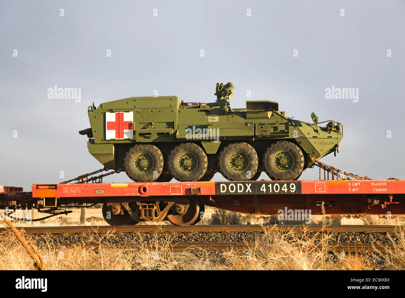 Armee medizinische Mannschaftswagen und anderen Militärfahrzeugen an Bord eine Fracht trainieren gehen Süden durch Zentral-Oregon. Stockfoto