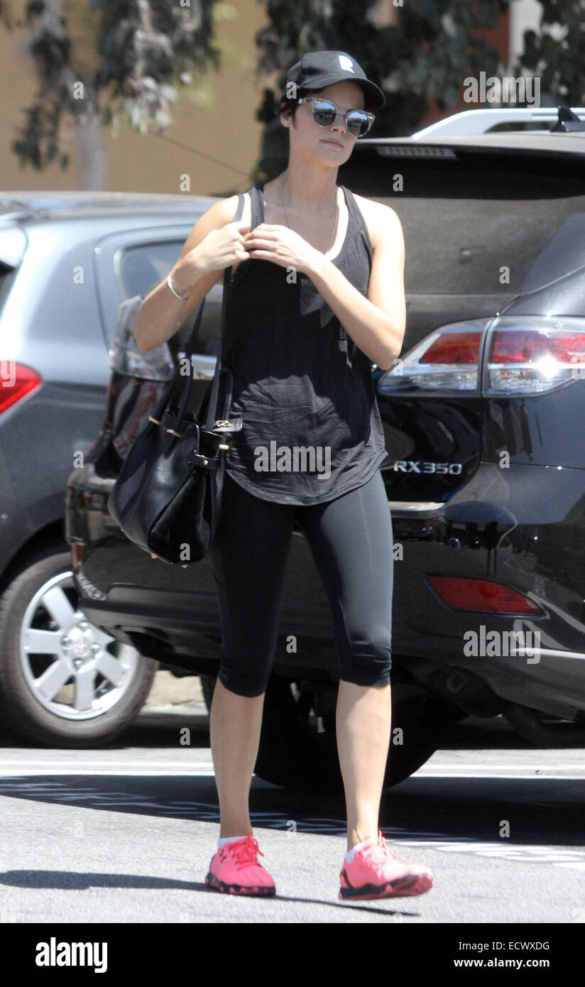 Jaimie Alexander in Sportbekleidung und rosa Turnschuhen geht für eine Gesundheit Saft am Earthbar Featuring: Jaimie Alexander Where: Los Angeles, Vereinigte Staaten von Amerika bei: 17. Juni 2014 Stockfoto