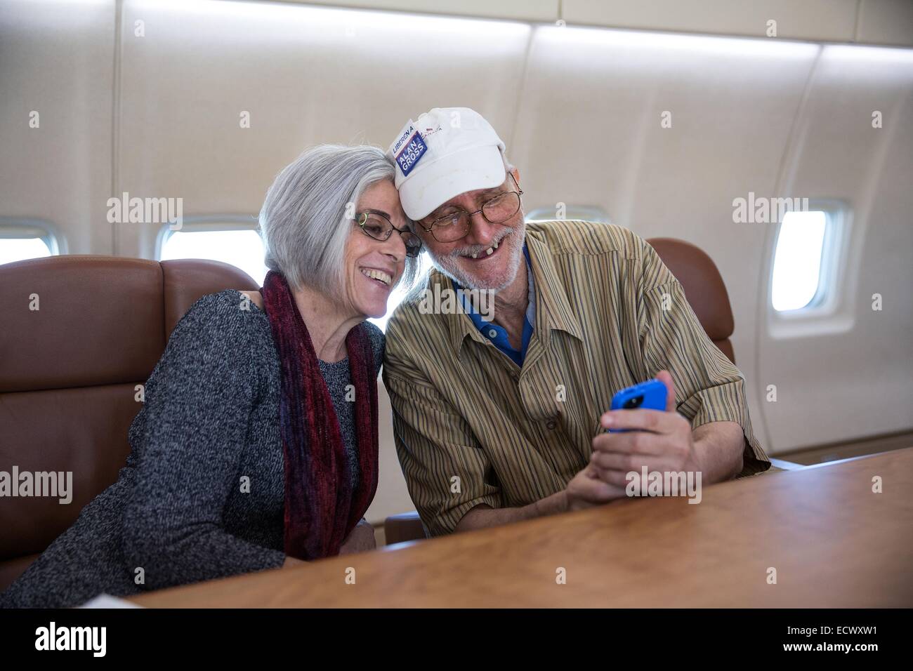 USAID Auftragnehmer Alan Gross, in Kuba für fünf Jahre ins Gefängnis bringt ein Selbstporträt mit seiner Frau Judy an Bord das Flugzeug eine Regierung unter der Leitung zurück nach Washington nach seiner Freilassung 17. Dezember 2014 in der Nähe von Havanna, Kuba. Stockfoto