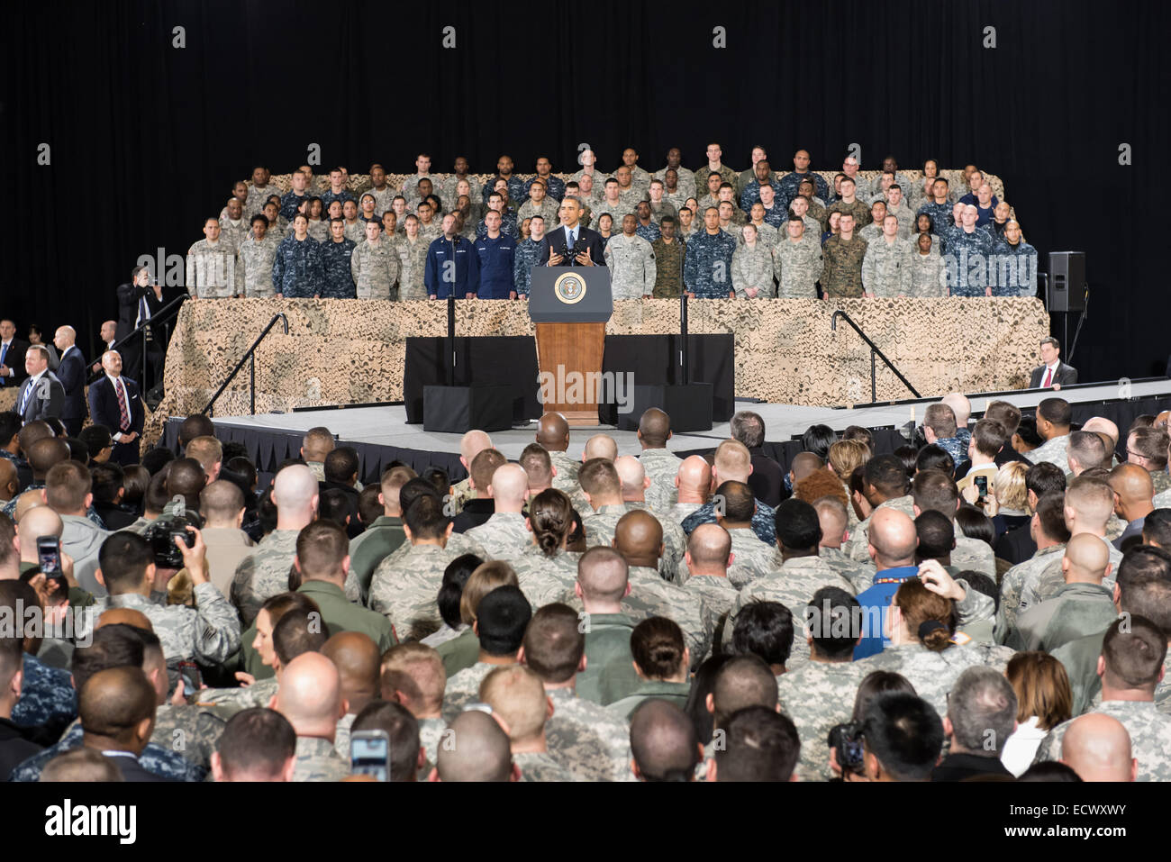 US-Präsident Barack Obama spricht mit Soldat innen markiert das Ende der Kampfhandlungen in Afghanistan während eines Besuchs in Joint Base McGuire Dix 15. Dezember 2014 in Lakehurst, New Jersey. Stockfoto