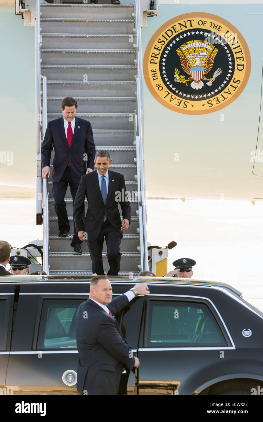 US-Präsident Barack Obama steigt aus der Air Force One nach der Ankunft in Adresse Soldat innen markiert das Ende der Kampfhandlungen in Afghanistan während eines Besuchs in Joint Base McGuire Dix 15. Dezember 2014 in Lakehurst, New Jersey. Stockfoto