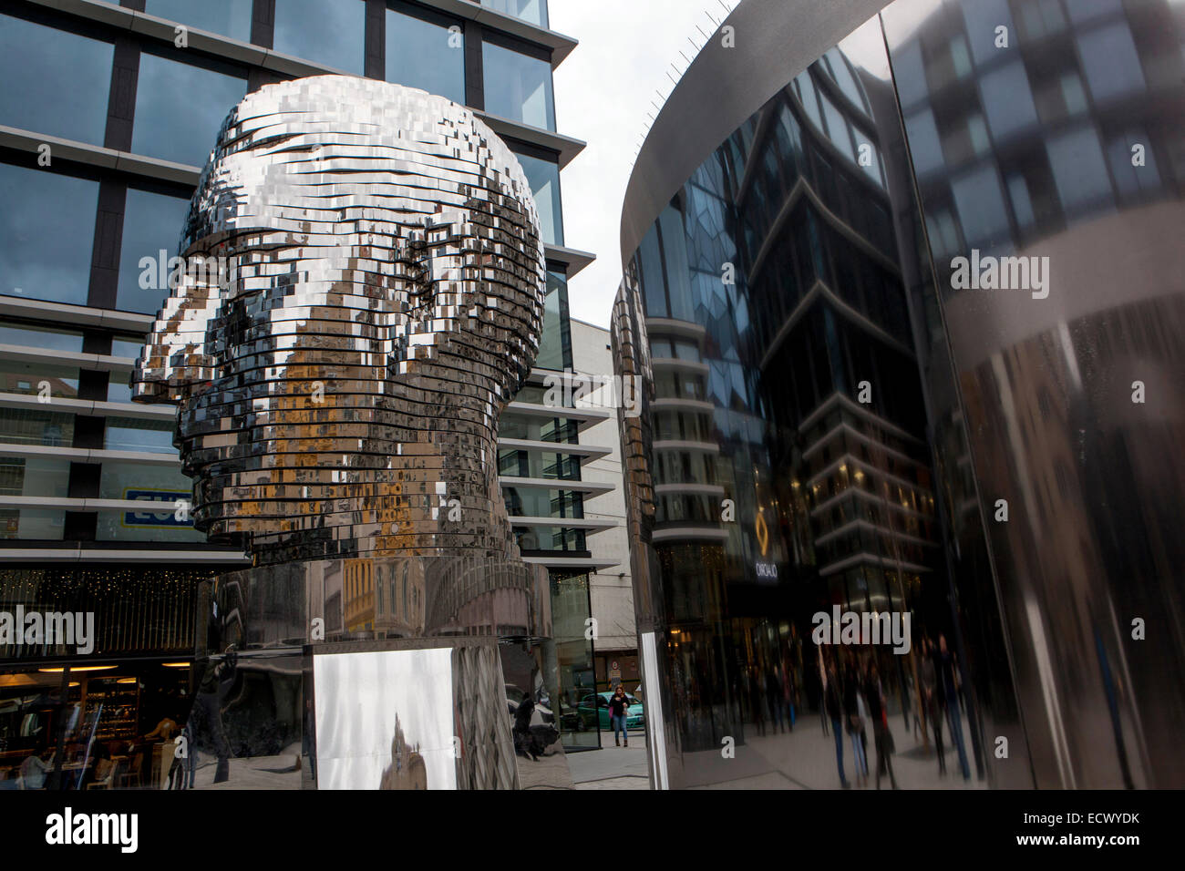 Statue von Franz Kafka von David Cerny, komplexe Quadrio-Prag-Tschechien-Europa Stockfoto