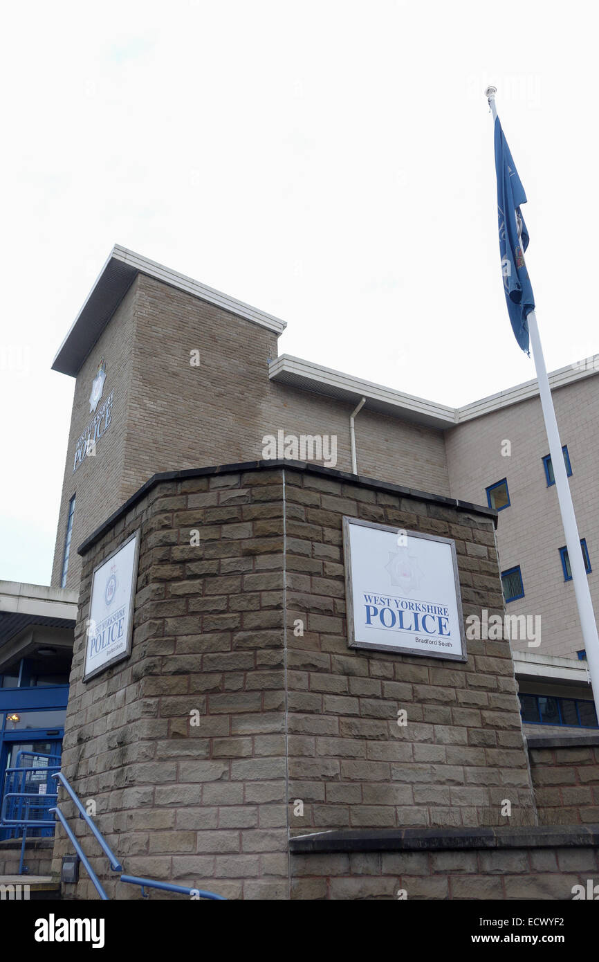 West Yorkshire Police, Bradford South Station Beschilderung, Zeichen-, Gebäude- und Flagge. Stockfoto