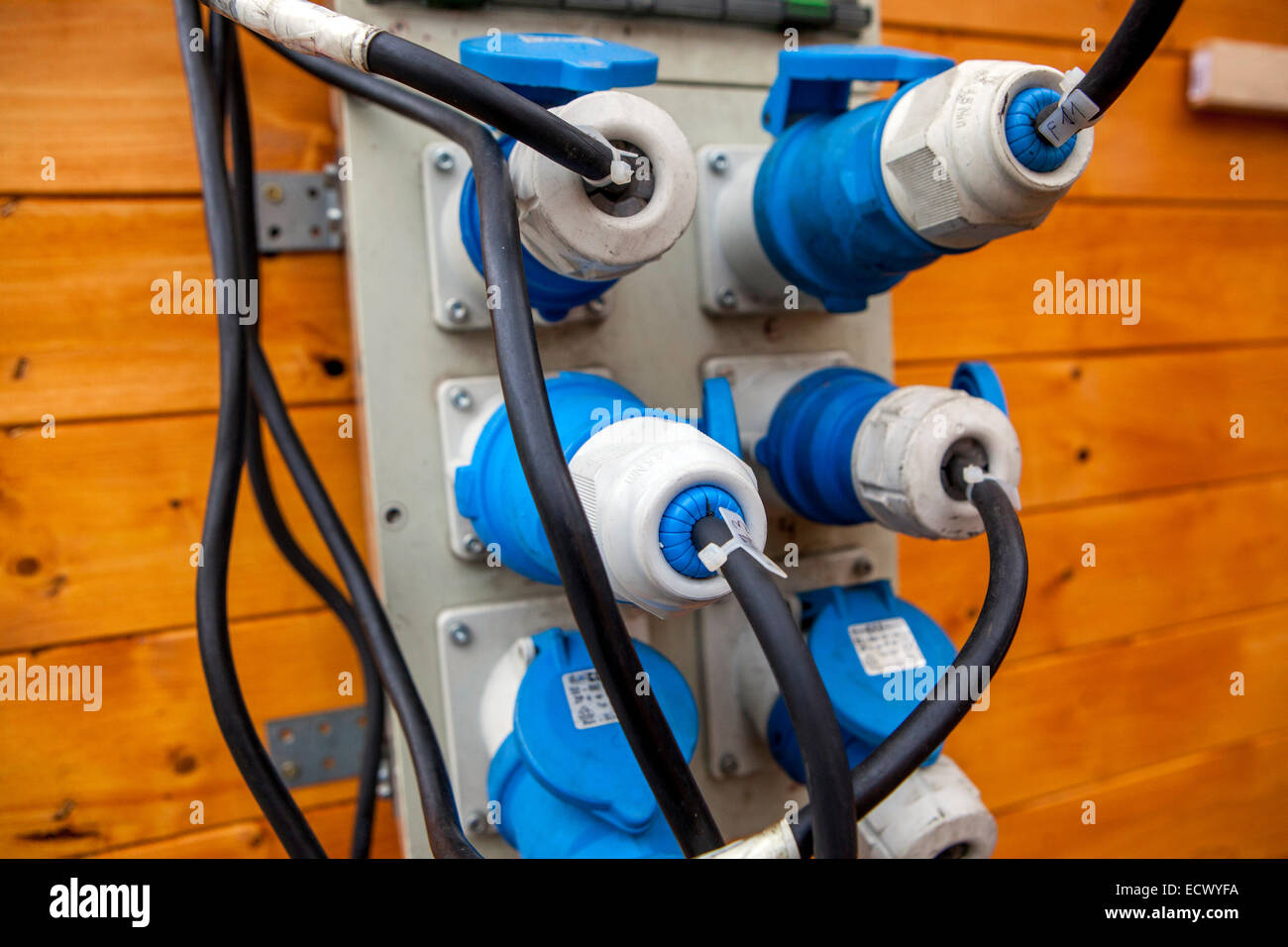 elektrische Anschlüsse an das Stromnetz angeschlossen Stockfoto