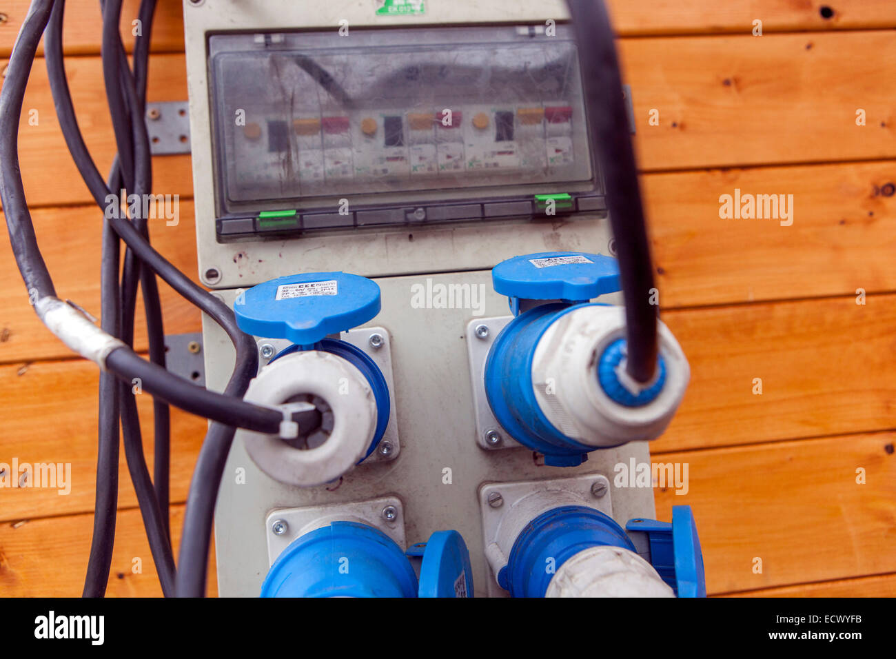 elektrische Anschlüsse an das Stromnetz angeschlossen Stockfoto