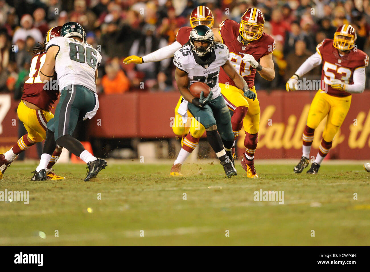 20. Dezember 2014: Philadelphia Eagles laufen wieder LeSean McCoy (25) stürzt mit dem Ball während der Nachsaison Matchup zwischen den Philadelphia Eagles und die Washington Redskins bei FedEx Field in Landover, Maryland. Stockfoto