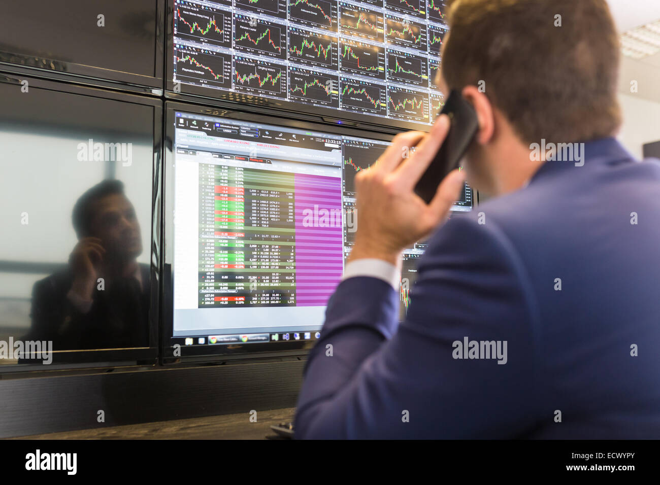 Aktienhändler Blick auf Computer-Bildschirmen. Stockfoto