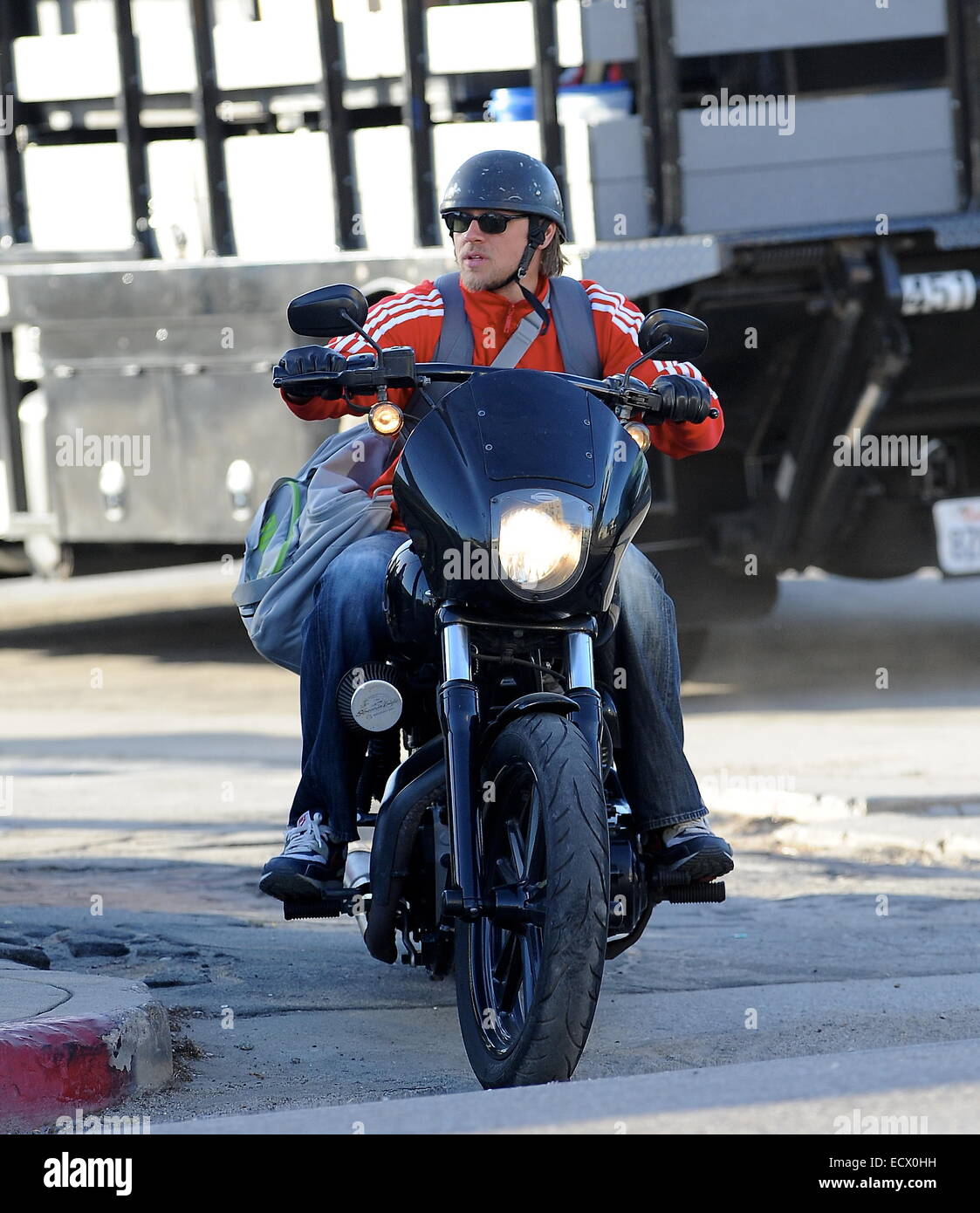 Charlie Hunnam hat Autogramme für die Erwartung von Fans unterschrieben,  als er mit seinem Harley Davidson Motorrad von zu Hause fährt, nachdem er  seine Hit-Show Son's Of Anarchy in der Innenstadt von