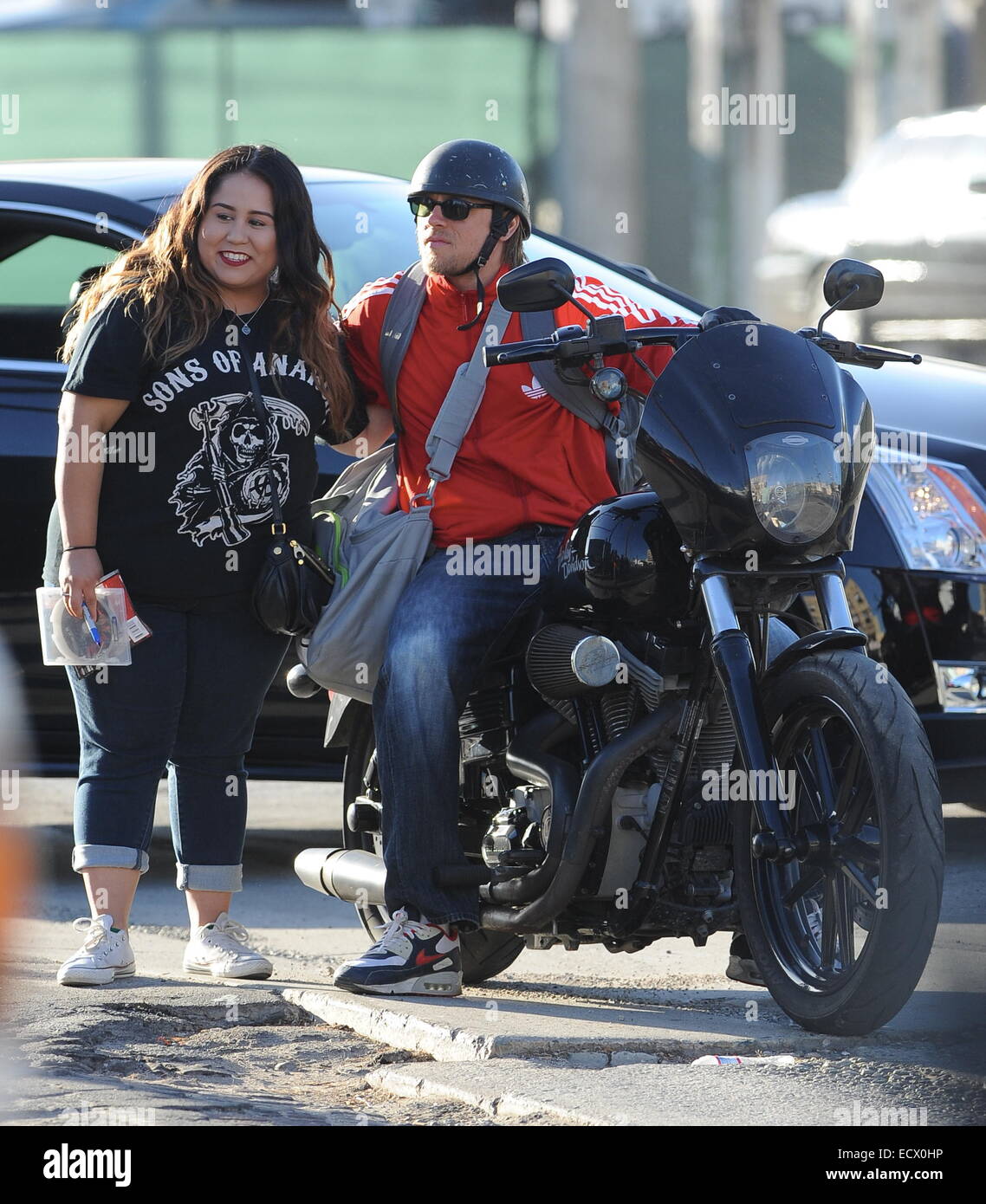 Charlie Hunnam hat Autogramme für die Erwartung von Fans unterschrieben,  als er mit seinem Harley Davidson Motorrad von zu Hause fährt, nachdem er  seine Hit-Show Son's Of Anarchy in der Innenstadt von