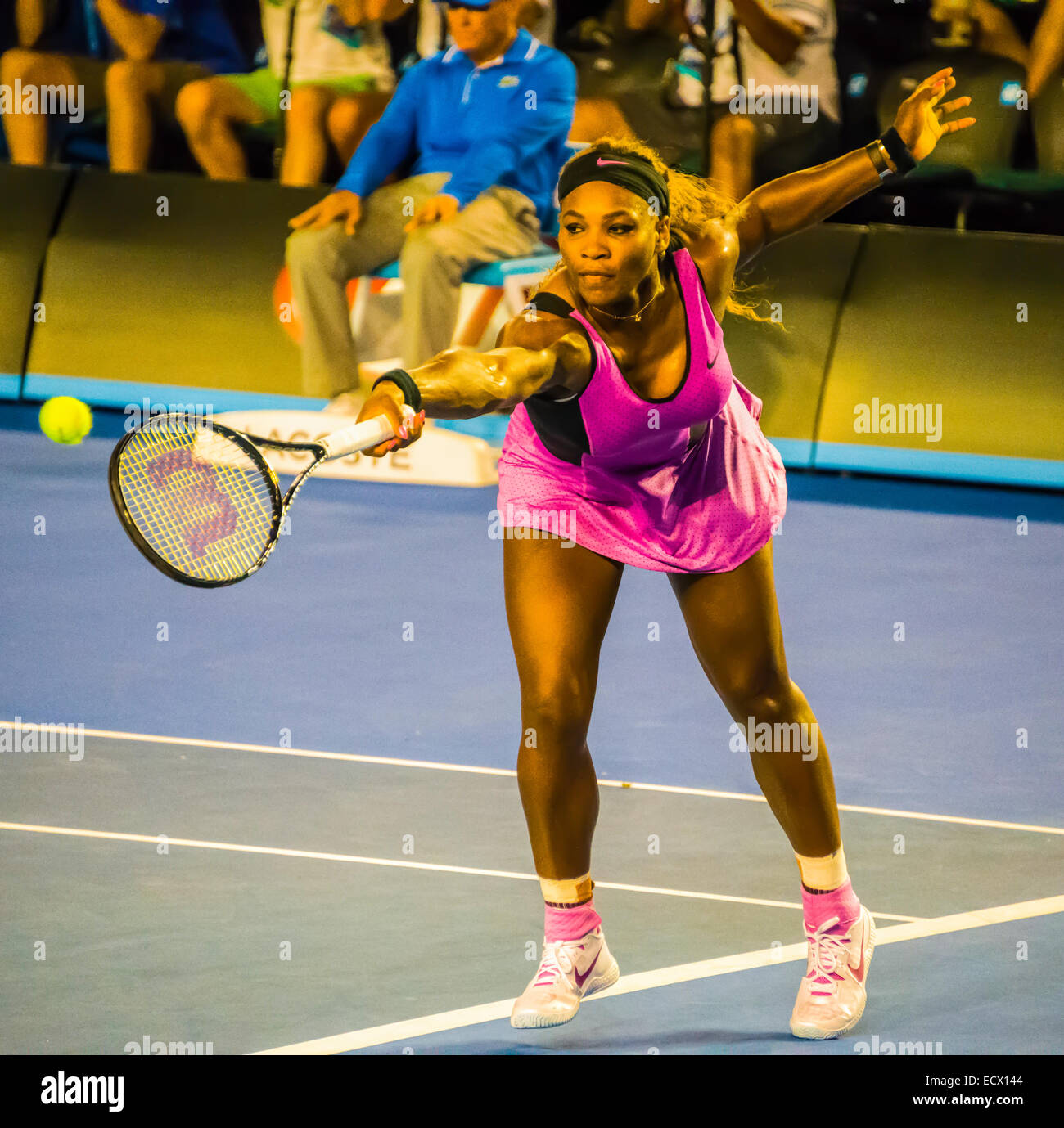 Serena Williams USA Tennis Spieler-Champion bei den Australian Open.  zeigen ihren Bizeps und mit Fans Stockfoto