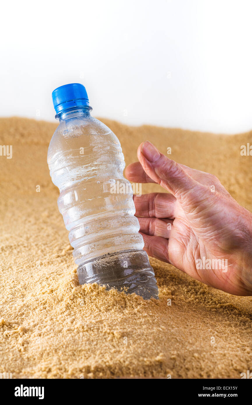 Mans Hand Griff nach einer Flasche Wasser. Stockfoto