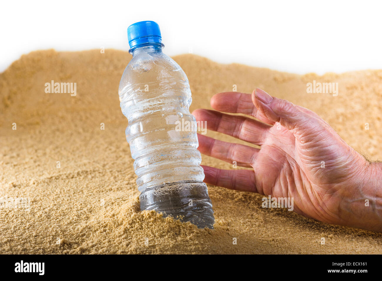 Mans Hand Griff nach einer Flasche Wasser. Stockfoto