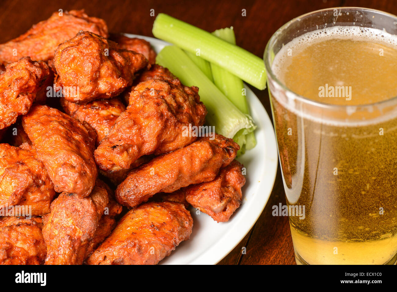 Buffalo Wings mit Stangensellerie und Bier Stockfoto