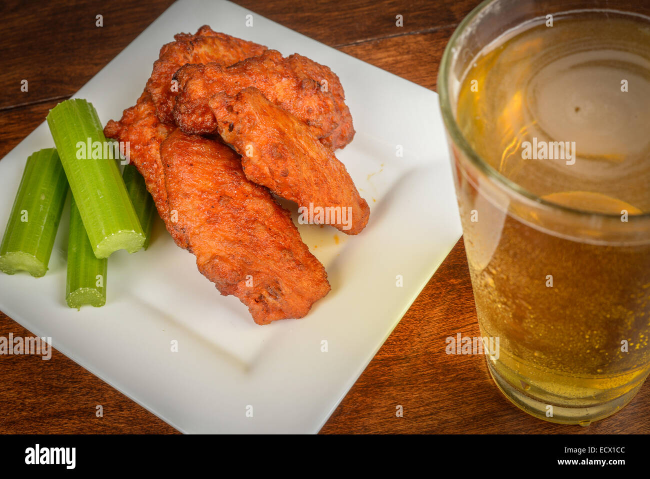 Buffalo Hähnchenflügel mit Stangensellerie und Bier Stockfoto