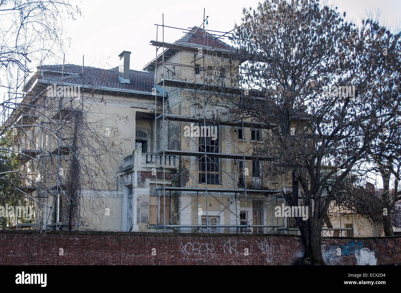 Ein altes Gebäude renoviert. Stockfoto