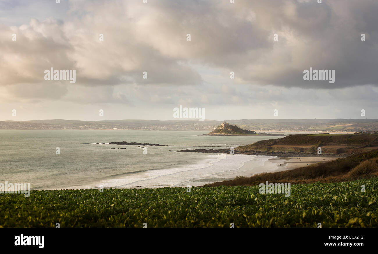 Malerische Aussicht auf die Landschaft am Meer mit Strand und Berge an bewölkten Tag Stockfoto