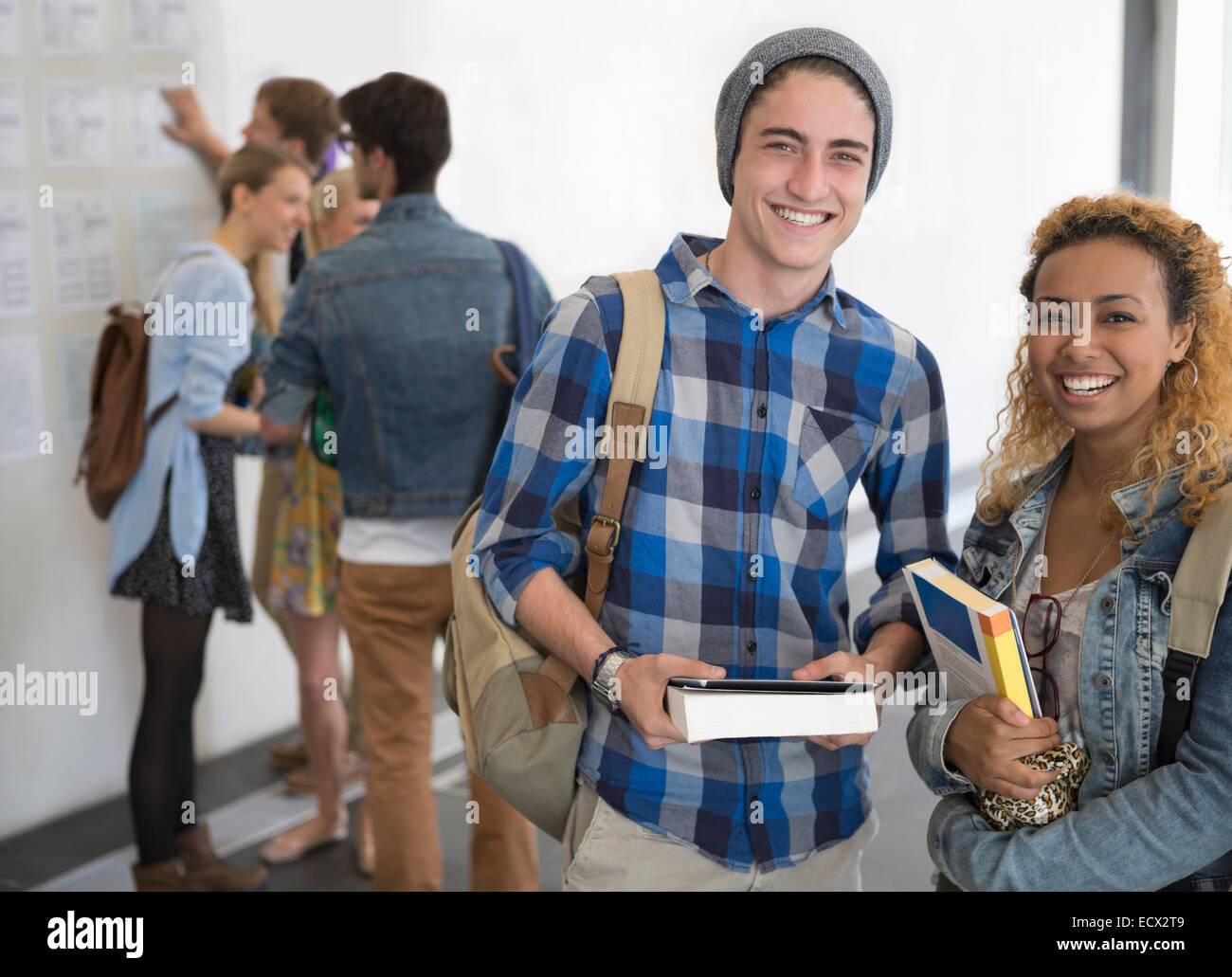 Porträt von zwei Studenten im Flur stehen lächelnd Stockfoto