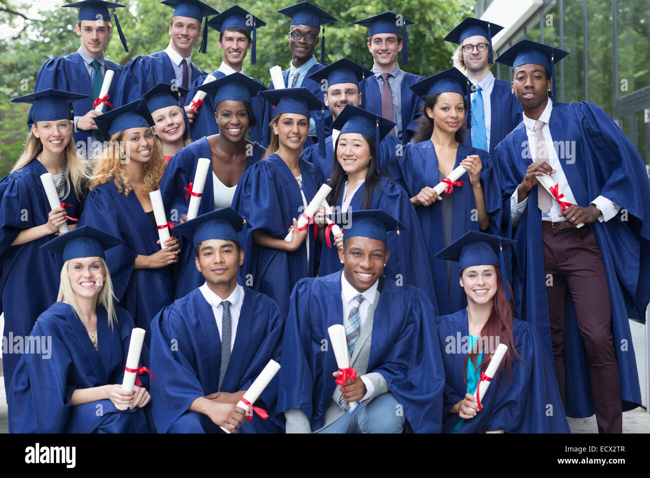 Porträt der Studenten in Graduierung Kleider im freien Stockfoto