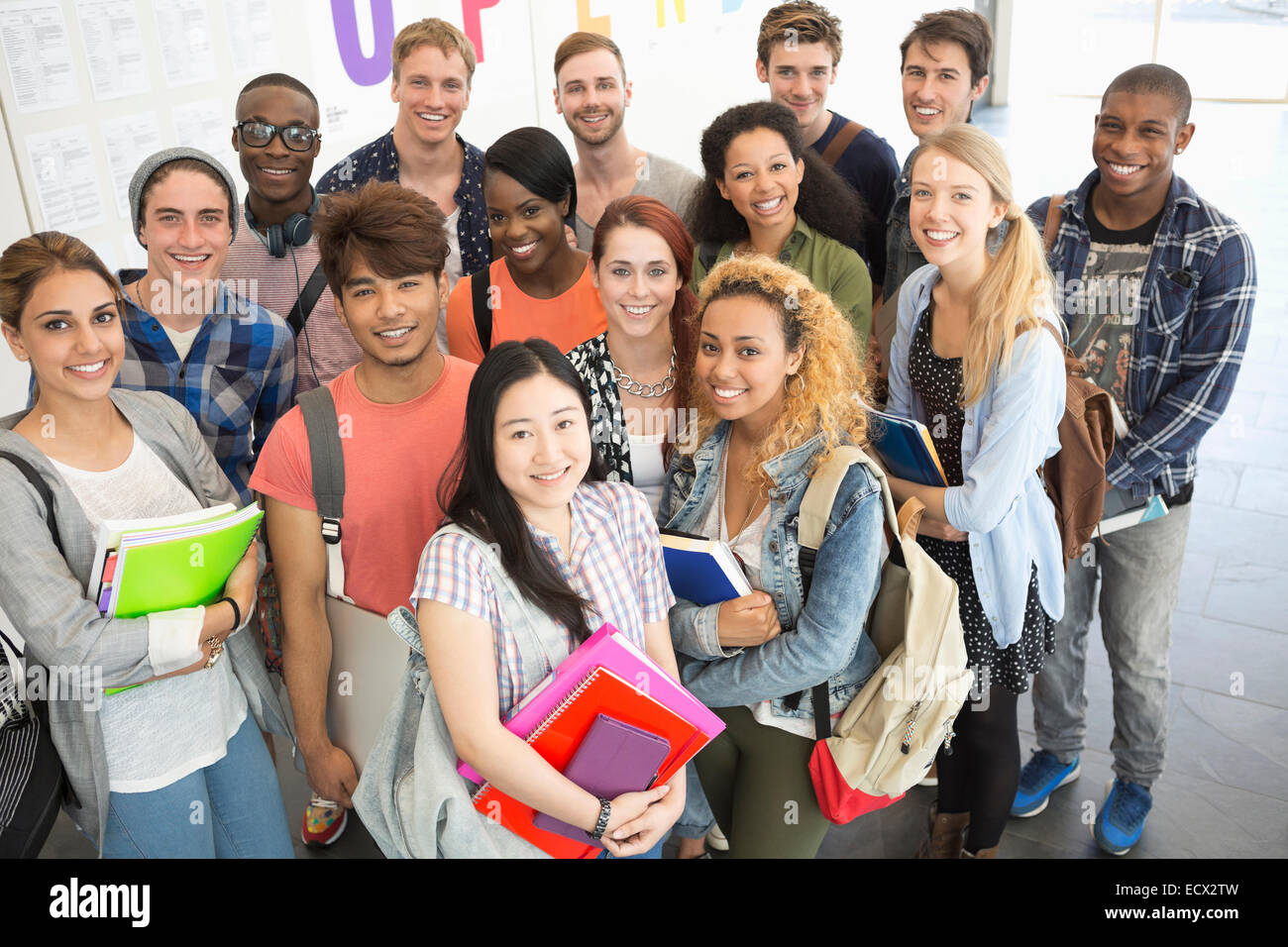 Gruppenbild der Studenten zusammen stehen im Flur Stockfoto