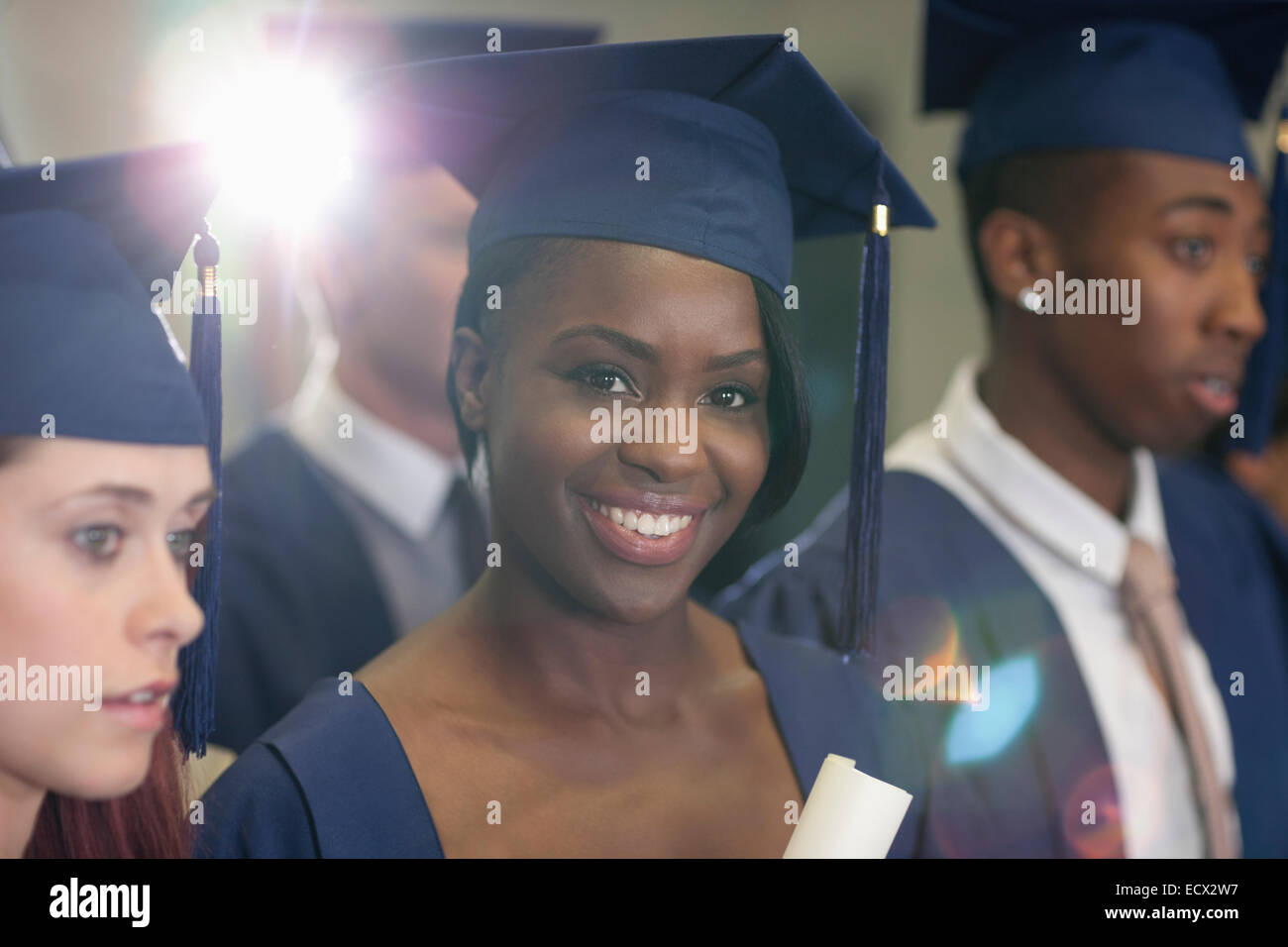 Porträt der Uni-Student Diplom während Abschlussfeier zu halten Stockfoto