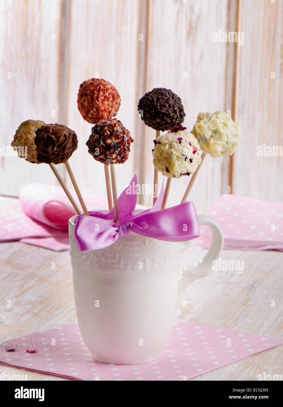 Cake pops in eine weiße Tasse. Selektiven Fokus Stockfoto