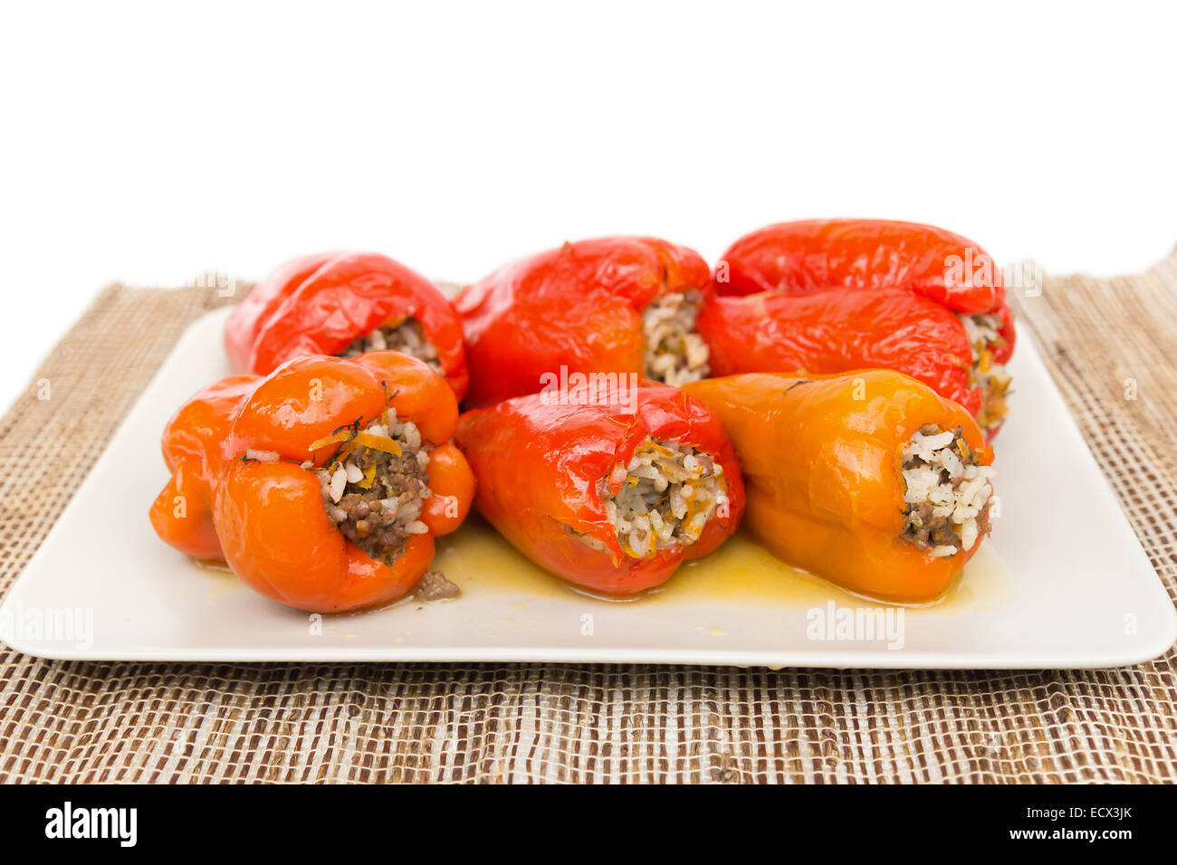 Frisch gekochte Paprika auf einem beigen Teller Stockfoto