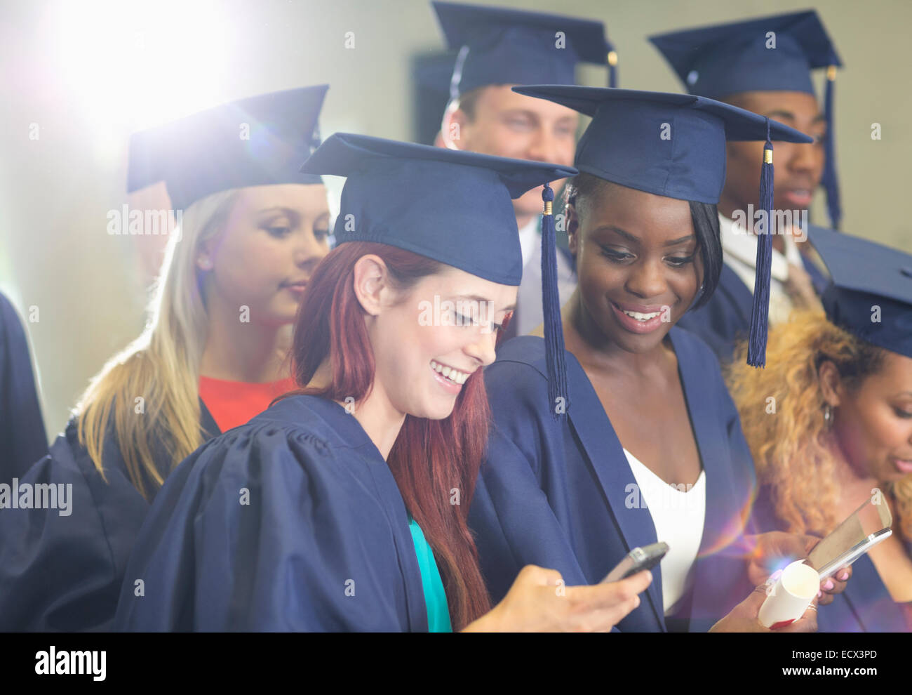 Studenten-SMS während der Abschlussfeier Stockfoto