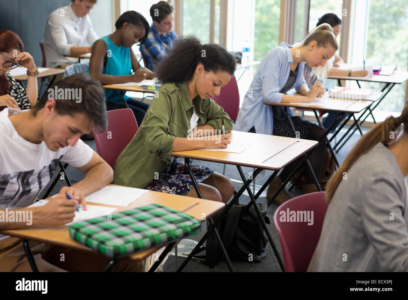 Universitätsstudenten, die die Prüfung im Klassenzimmer Stockfoto