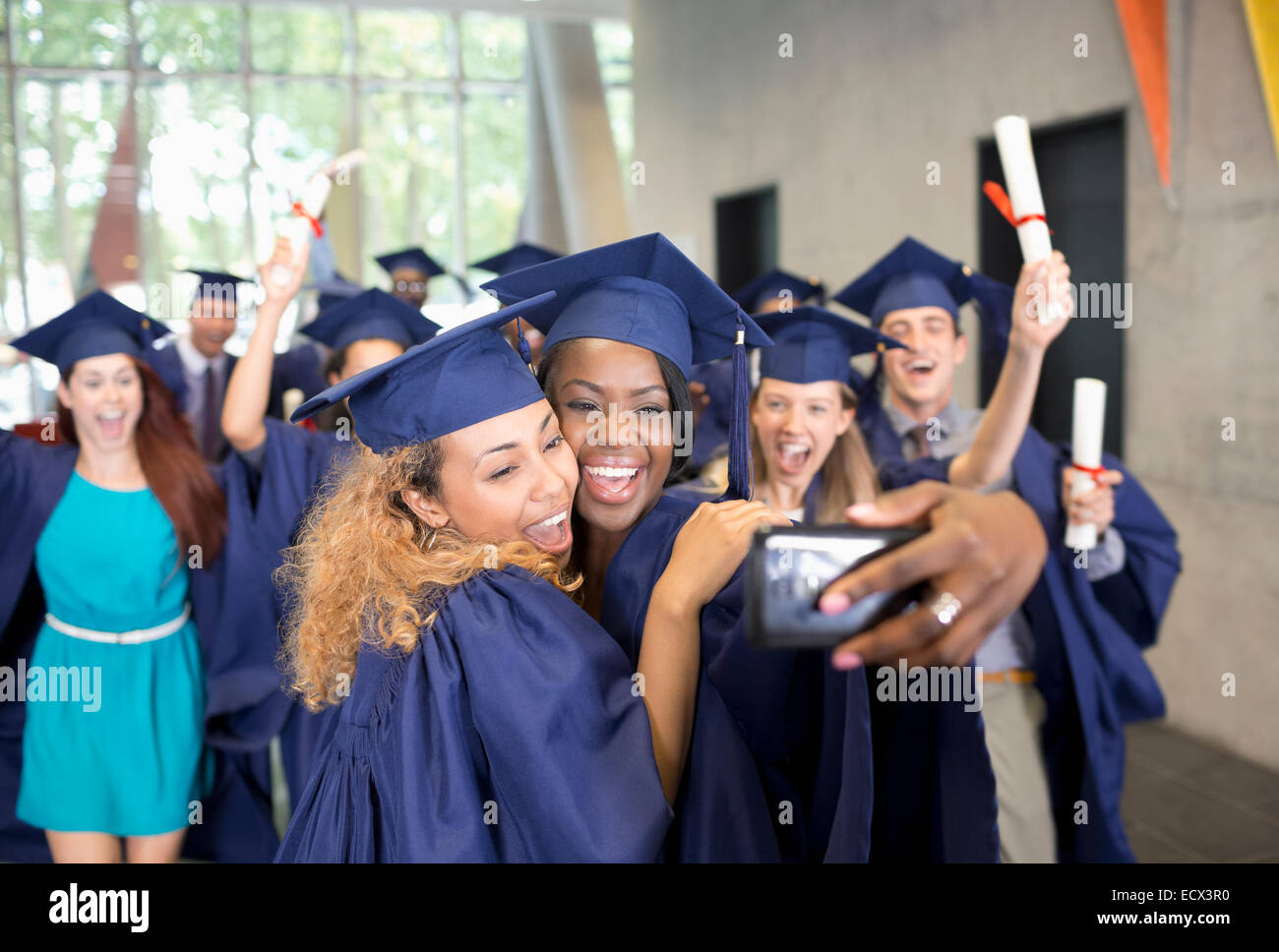 Studenten, die Selfie nach Abschlussfeier Stockfoto