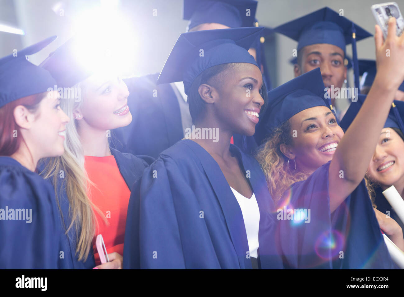 Studenten nehmen Selfie im Korridor nach Abschlussfeier Stockfoto