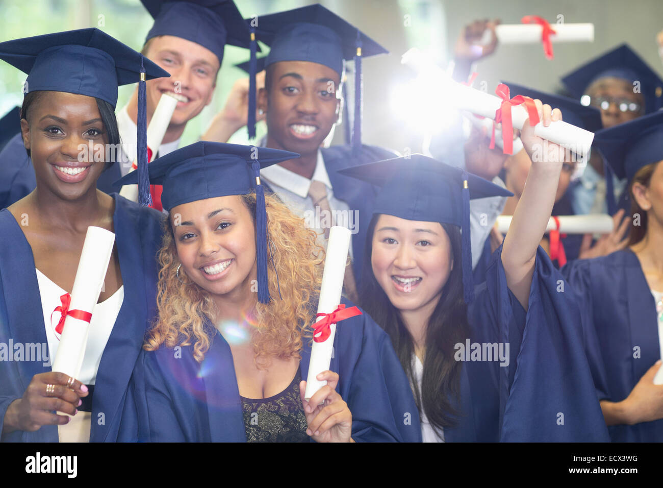 Porträt der Studenten nach der Abschlussfeier im Flur stehen Stockfoto