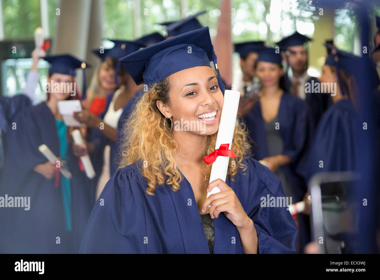 Porträt der Uni-Student nach Abschlussfeier Stockfoto