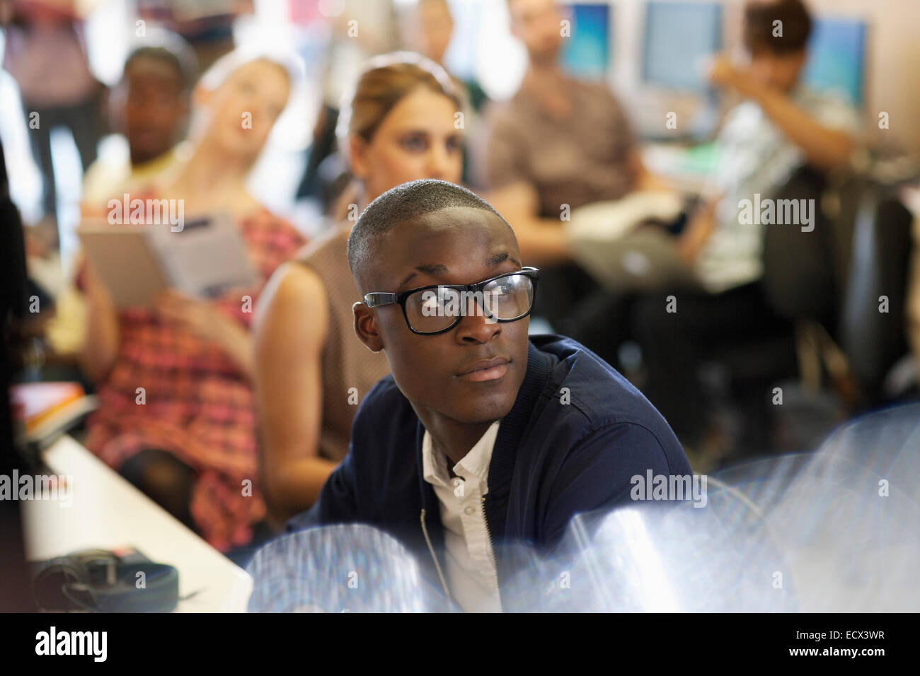 Uni-Student IT Seminar, Schüler sitzen im Hintergrund hören Stockfoto