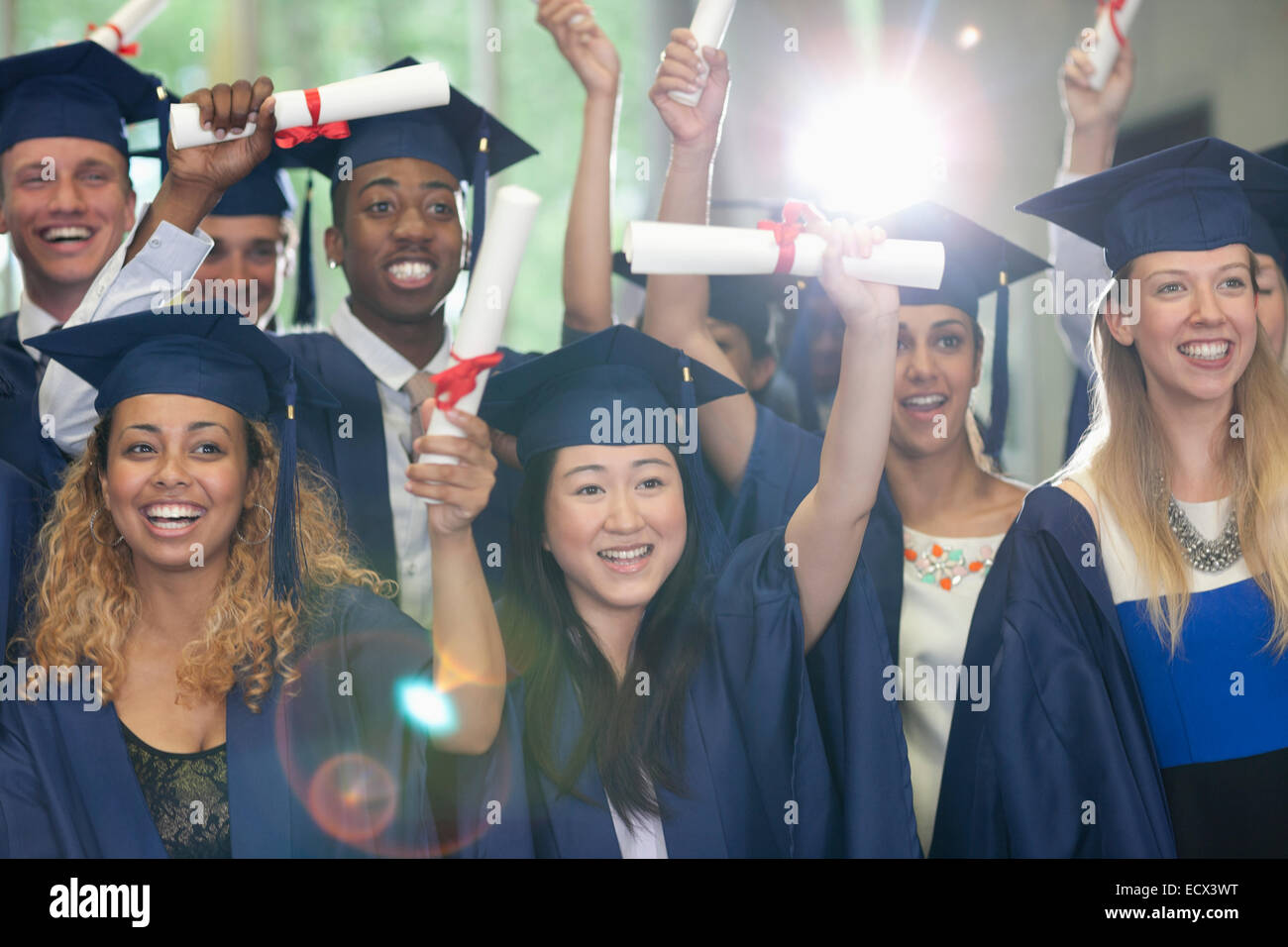 Lächelnde Studenten stehen im Flur mit ihrer Diplome nach Abschlussfeier Stockfoto