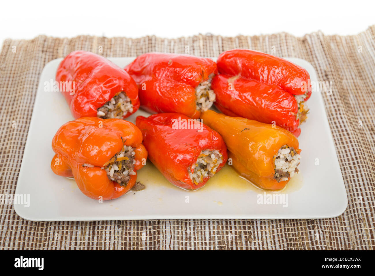 Frisch gekochte Paprika auf einem beigen Teller Stockfoto