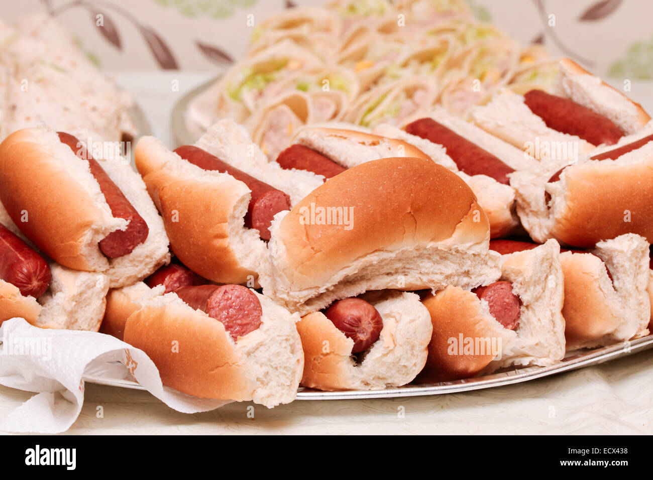 Teller mit frisch zubereiteten Hot Dogs auf einem Buffet-Tisch Stockfoto