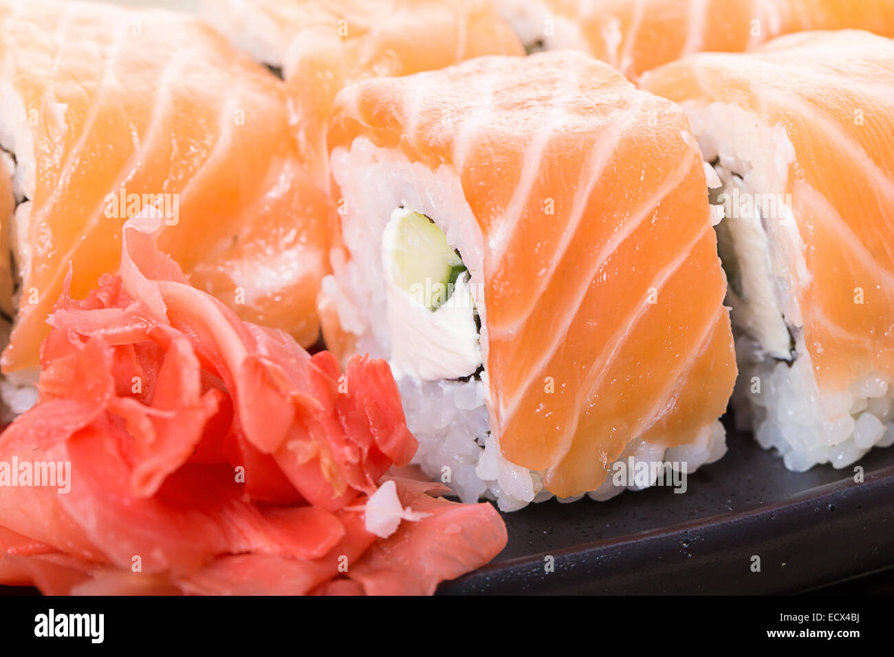 Lachs Sushi-Rollen auf einem hölzernen Hintergrund Stockfoto