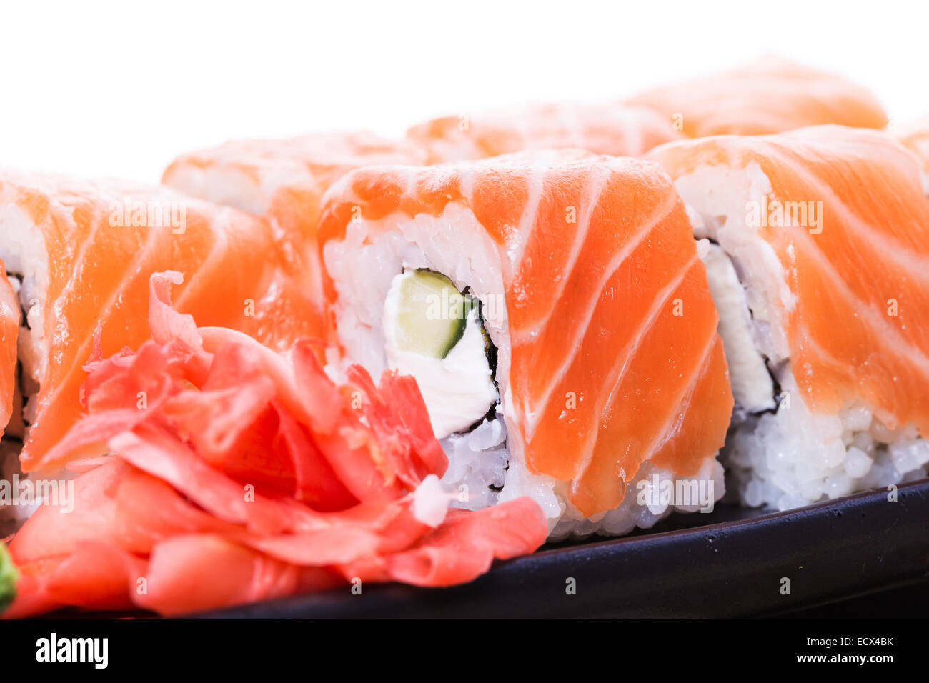 Lachs Sushi-Rollen auf einem hölzernen Hintergrund Stockfoto