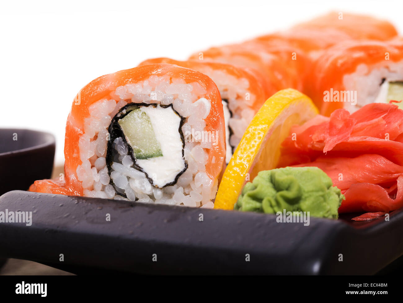 Lachs Sushi-Rollen auf einem hölzernen Hintergrund Stockfoto