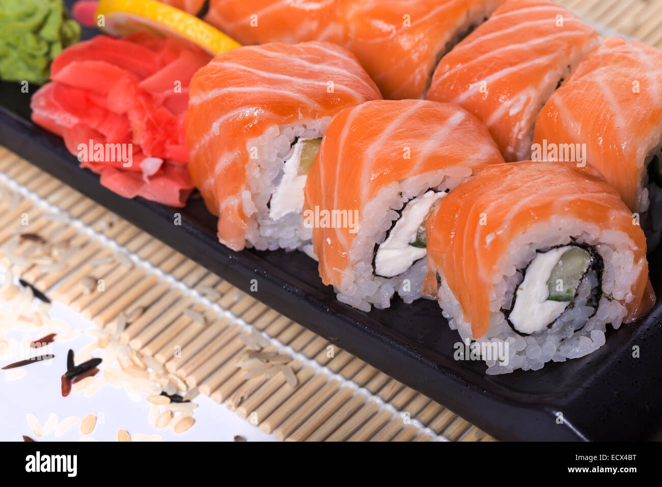 Lachs Sushi-Rollen auf einem hölzernen Hintergrund Stockfoto